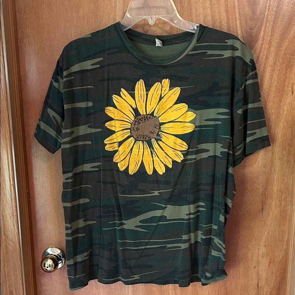 Code Five Camo Sunflower Graphic T-Shirt Size Large